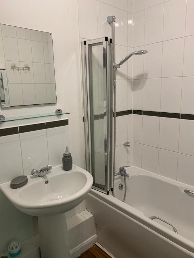 Seven Suites - Beautiful 2-Bed Apartment With Parking In Watford Central Exteriör bild