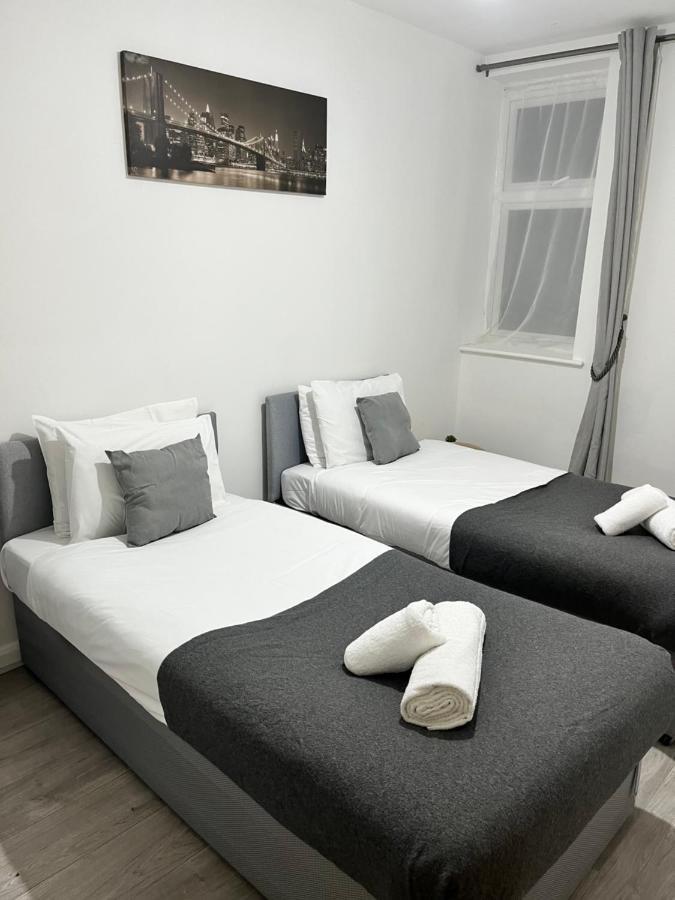 Seven Suites - Beautiful 2-Bed Apartment With Parking In Watford Central Exteriör bild